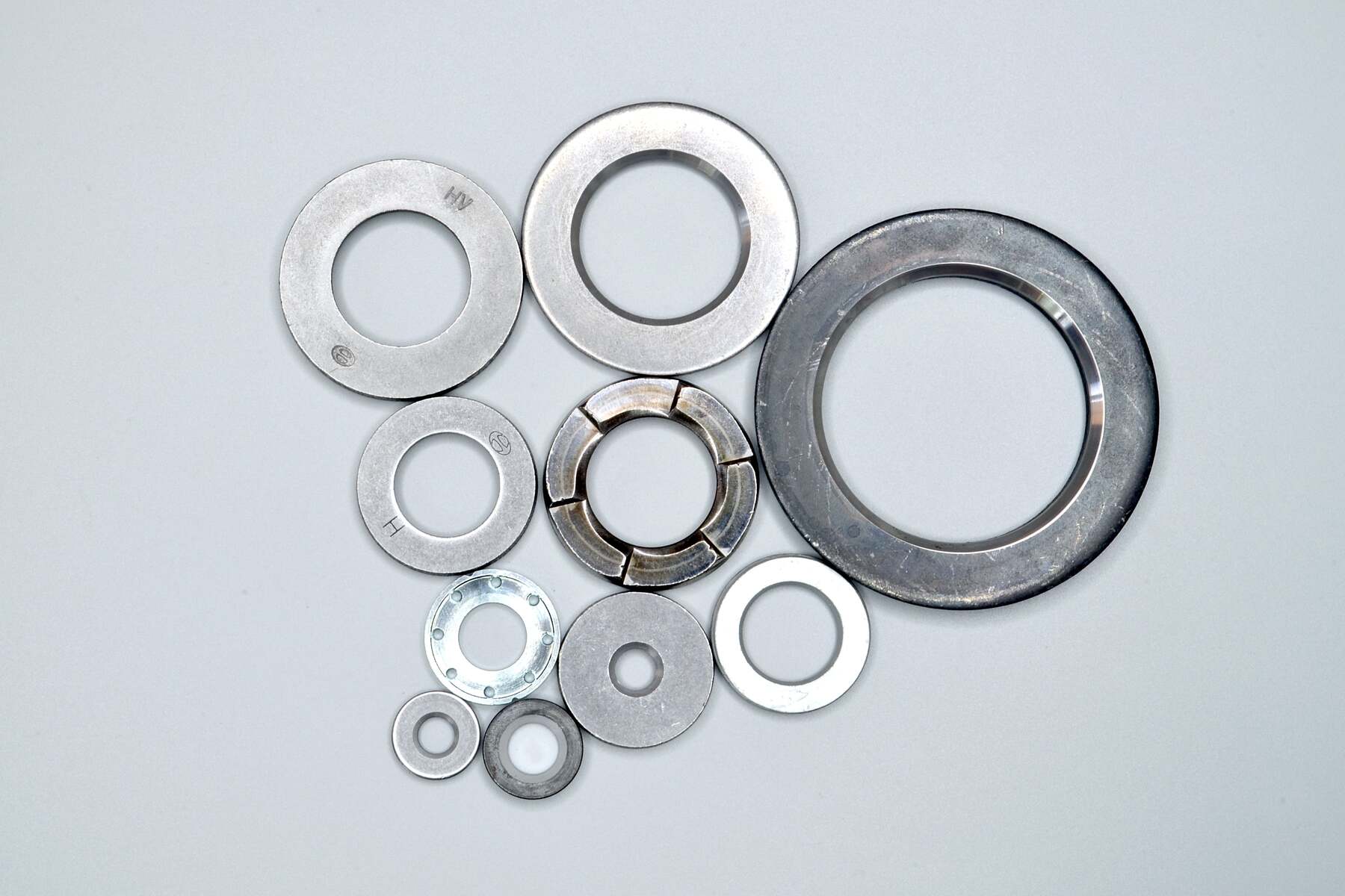 Lien Ya circular washers and ring-shaped spacing components in several sizes