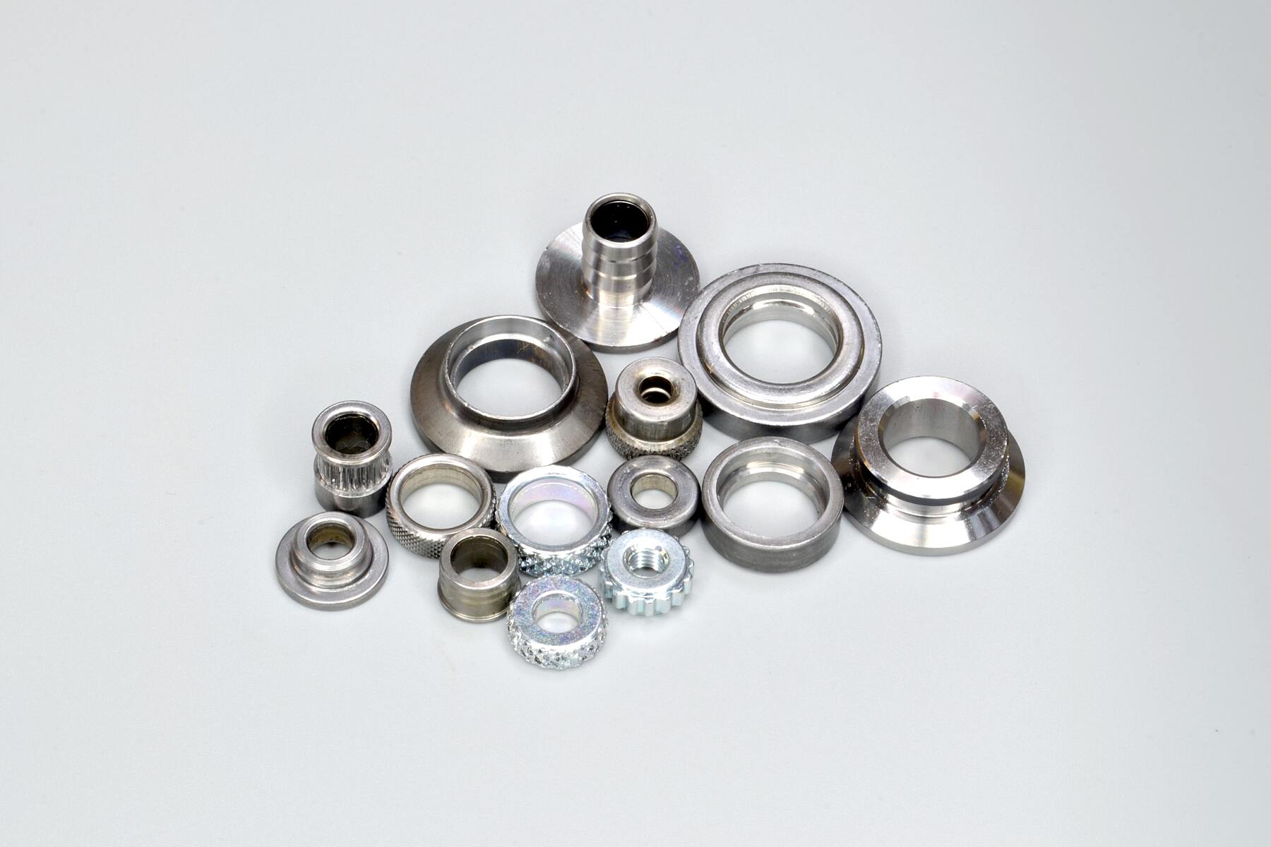 Lien Ya flanged, ring-shaped and shouldered metal components